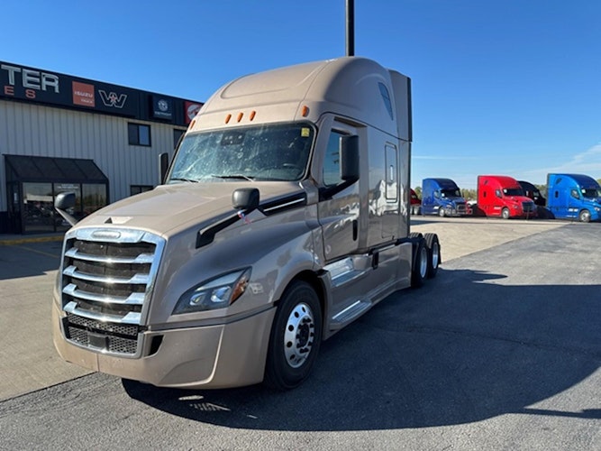2022 Freightliner Cascadia 126" Sleeper Cab photo 2