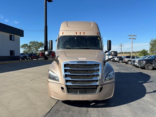 2022 Freightliner Cascadia 126" Sleeper Cab photo 3