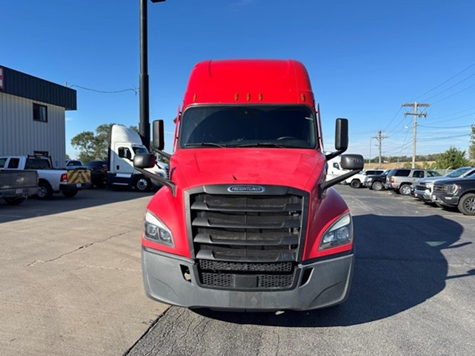 2022 Freightliner Cascadia 126" Sleeper Cab photo 3