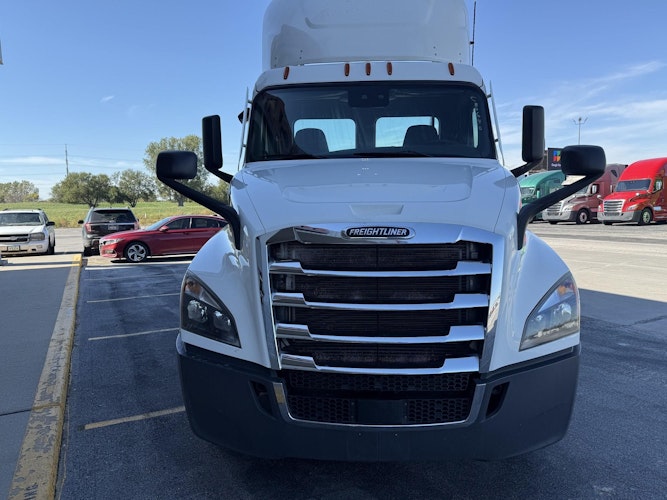 2021 Freightliner Cascadia 126" Day cab photo 2