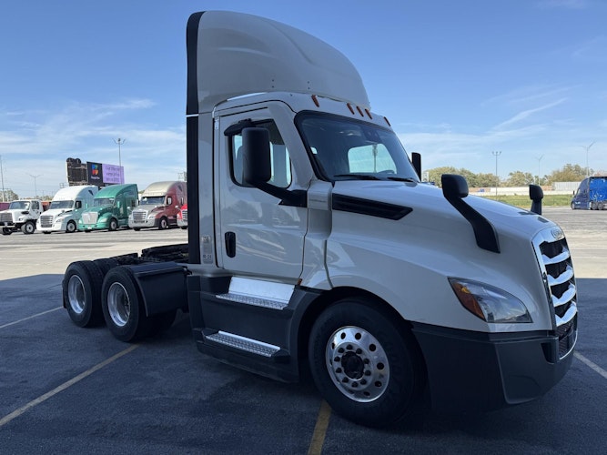2021 Freightliner Cascadia 126" Day cab photo 3