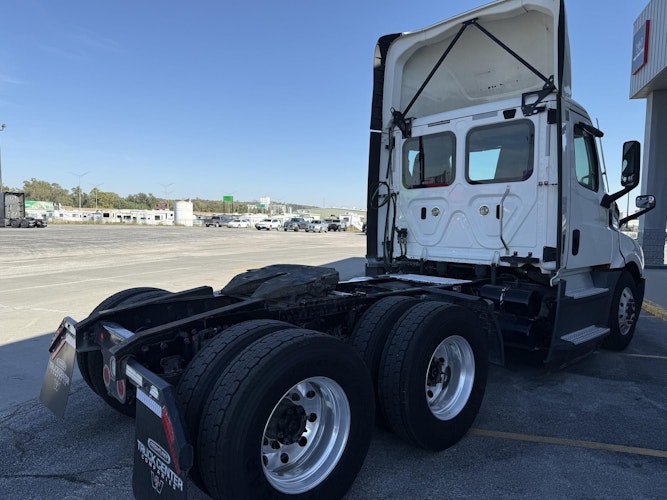 2021 Freightliner Cascadia 126" Day cab photo 4