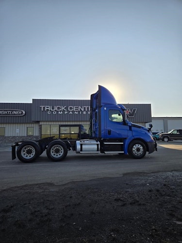 2022 Freightliner Cascadia 126" Day cab photo 2