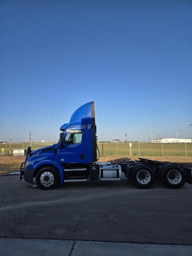 2022 Freightliner Cascadia 126" Day cab photo 4