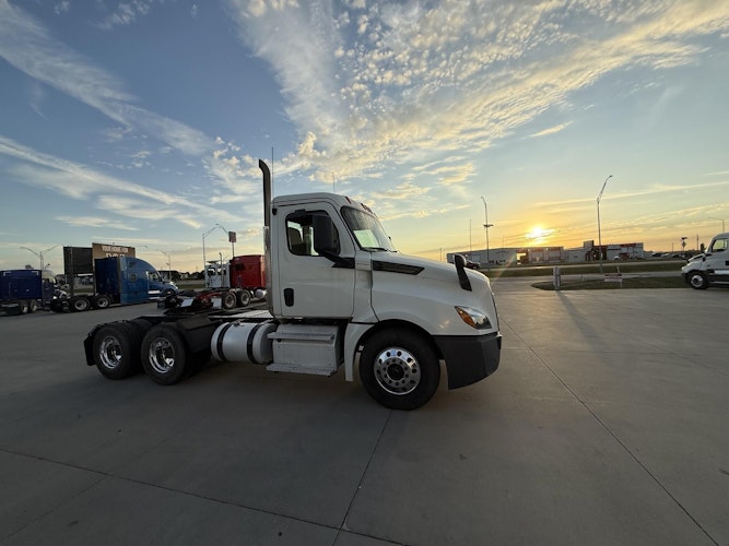 2020 Freightliner Cascadia 126" Day cab photo 2