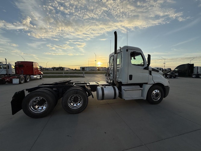 2020 Freightliner Cascadia 126" Day cab photo 3