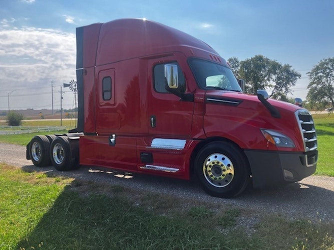2022 Freightliner Cascadia 126" Sleeper Cab photo 2