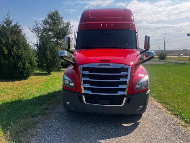 2022 Freightliner Cascadia 126" Sleeper Cab photo 3