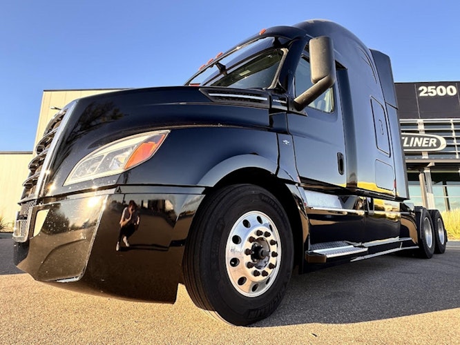 2022 Freightliner Cascadia 126" Sleeper Cab photo 2