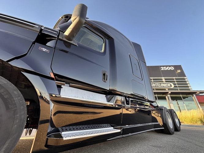 2022 Freightliner Cascadia 126" Sleeper Cab photo 3