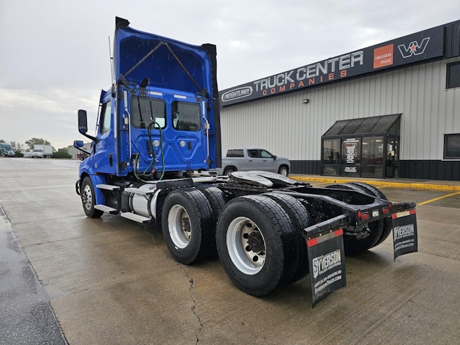 2022 Freightliner Cascadia 126" Day cab photo 2