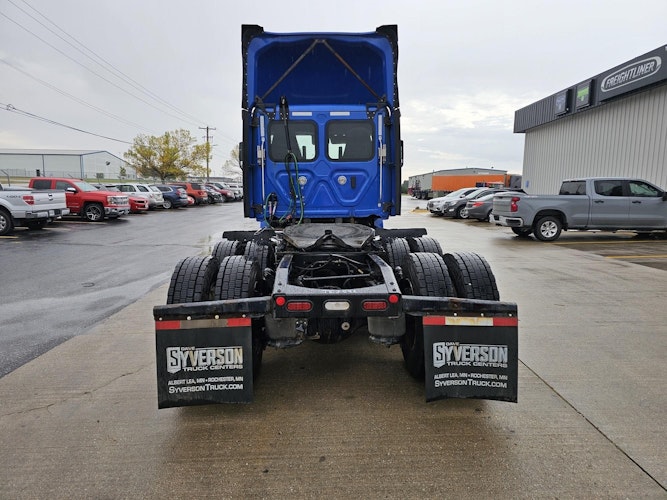 2022 Freightliner Cascadia 126" Day cab photo 3