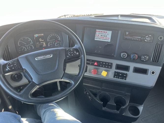 2019 Freightliner Cascadia 126" Day cab photo 3
