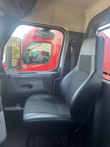 2019 Freightliner Cascadia 126" Day cab photo 4
