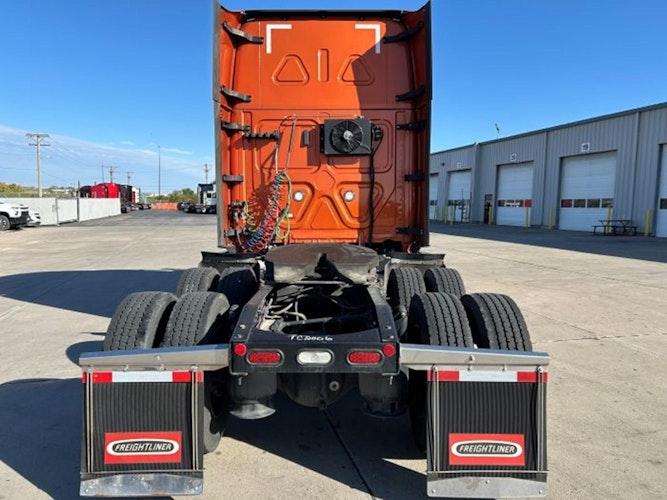 2022 Freightliner Cascadia 126" Sleeper Cab photo 3