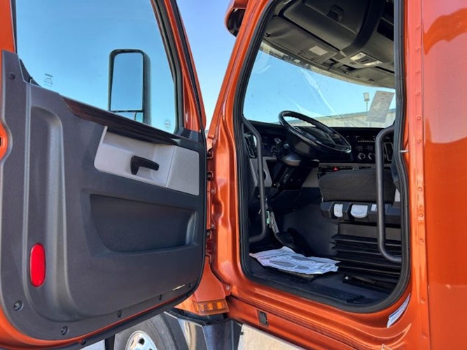 2022 Freightliner Cascadia 126" Sleeper Cab photo 4
