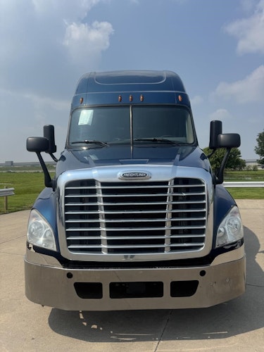 2020 Freightliner Cascadia 125" Sleeper Cab photo 2