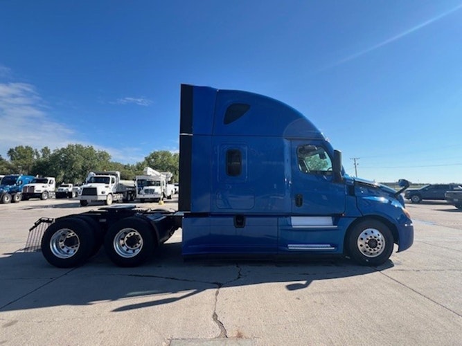 2021 Freightliner Cascadia 126" Sleeper Cab photo 3