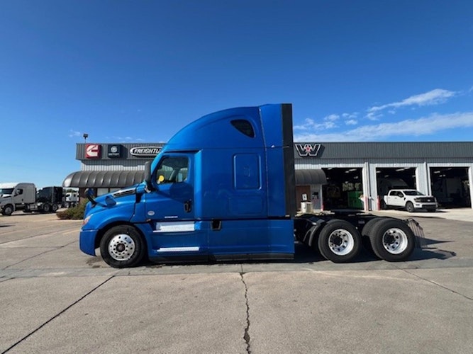 2021 Freightliner Cascadia 126" Sleeper Cab photo 4