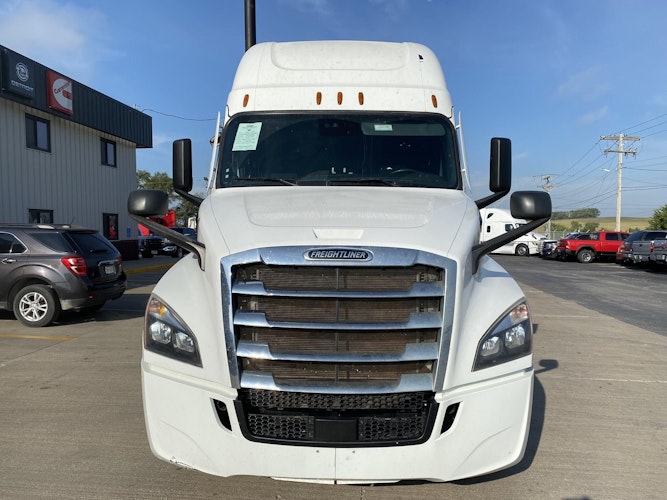 2021 Freightliner Cascadia 126" Sleeper Cab photo 2