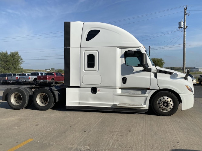 2021 Freightliner Cascadia 126" Sleeper Cab photo 4
