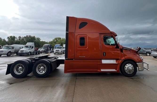2022 Freightliner Cascadia 126" Sleeper Cab photo 3