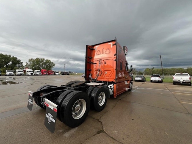 2022 Freightliner Cascadia 126" Sleeper Cab photo 4