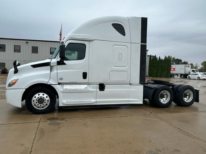 2020 Freightliner Cascadia 126" Sleeper Cab photo 2