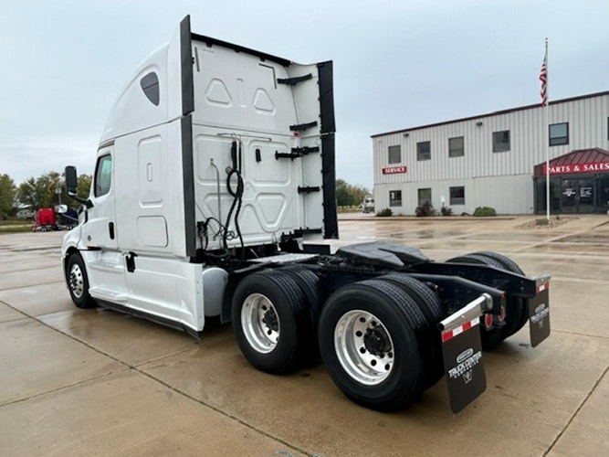 2020 Freightliner Cascadia 126" Sleeper Cab photo 3