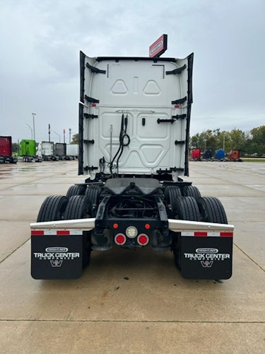 2020 Freightliner Cascadia 126" Sleeper Cab photo 4