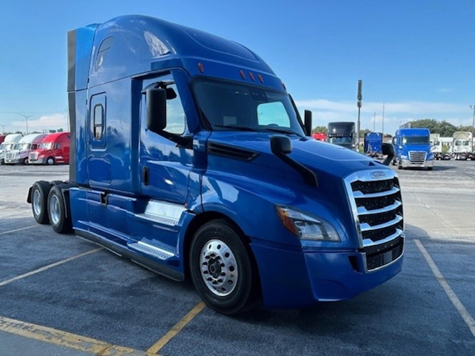 2021 Freightliner Cascadia 126" Sleeper Cab photo 2