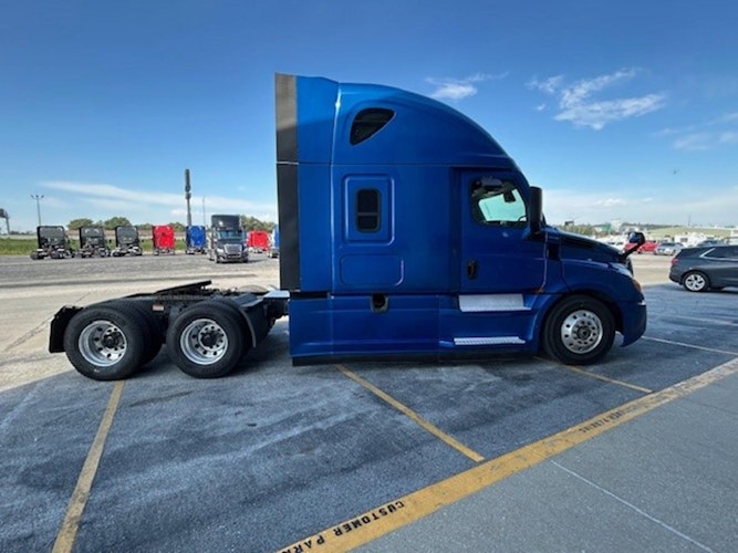 2021 Freightliner Cascadia 126" Sleeper Cab photo 4