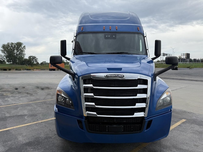 2021 Freightliner Cascadia 126" Sleeper Cab photo 2