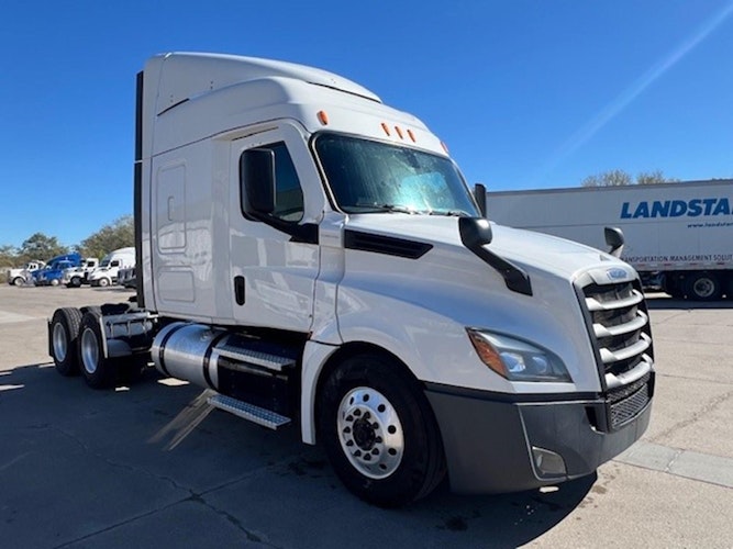 2020 Freightliner Cascadia 126" Sleeper Cab photo 2