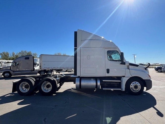 2020 Freightliner Cascadia 126" Sleeper Cab photo 3