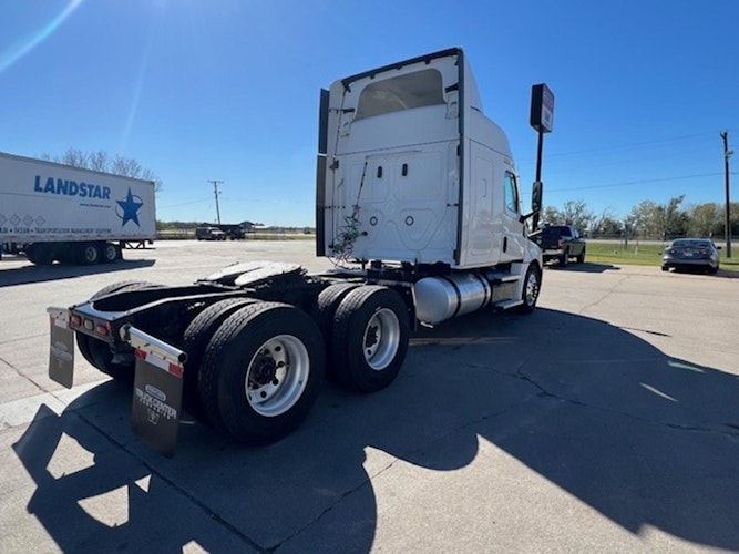2020 Freightliner Cascadia 126" Sleeper Cab photo 4