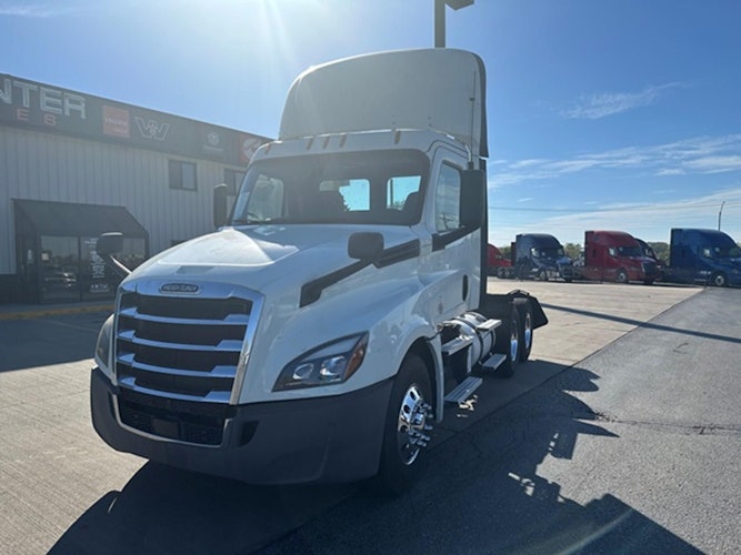 2020 Freightliner Cascadia 126" Day cab photo 3