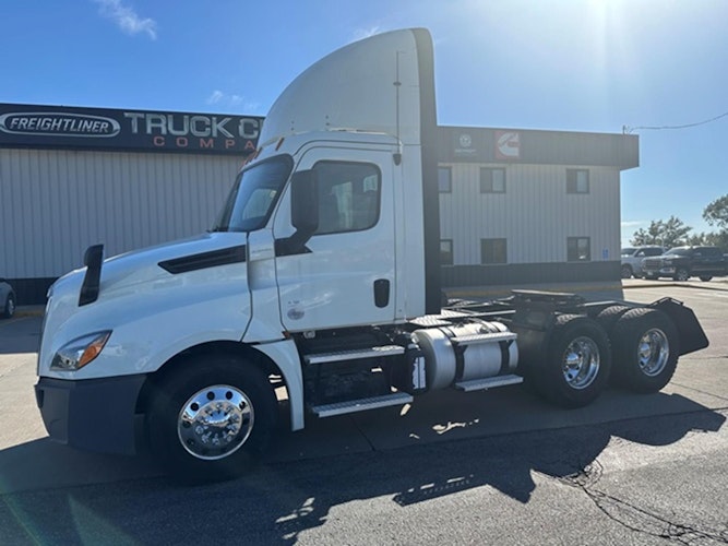 2020 Freightliner Cascadia 126" Day cab photo 2