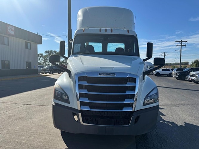2020 Freightliner Cascadia 126" Day cab photo 4