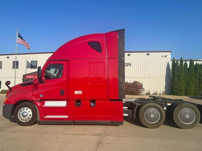 2022 Freightliner Cascadia 126" Sleeper Cab photo 3