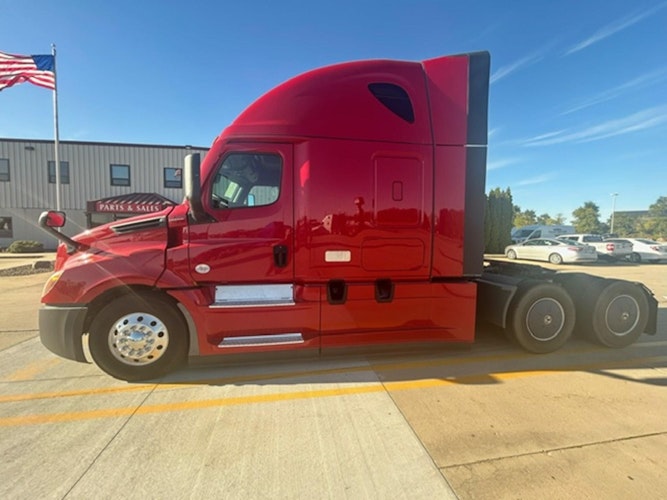 2022 Freightliner Cascadia 126" Sleeper Cab photo 2