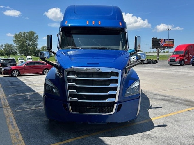 2023 Freightliner Cascadia 126" Sleeper Cab photo 2