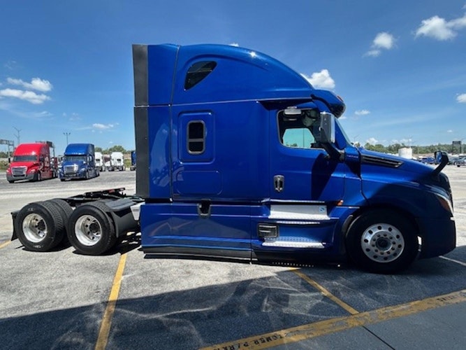 2023 Freightliner Cascadia 126" Sleeper Cab photo 3