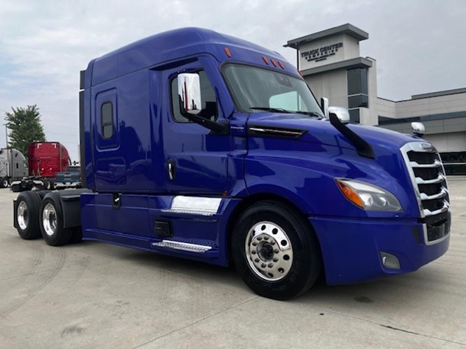 2021 Freightliner Cascadia 126" Sleeper Cab photo 2