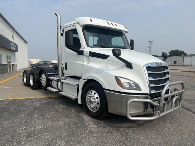 2023 Freightliner Cascadia 126" Day cab photo 2