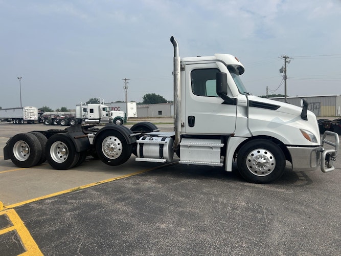 2023 Freightliner Cascadia 126" Day cab photo 3