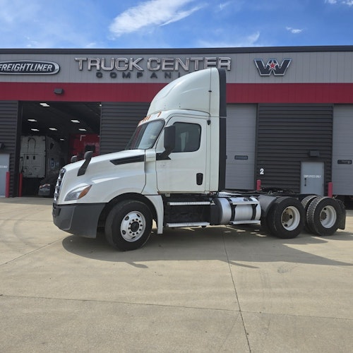 2020 Freightliner Cascadia 126" Day cab photo 2