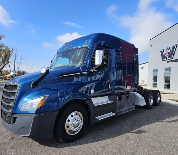 2022 Freightliner Cascadia 126" Sleeper Cab photo 2
