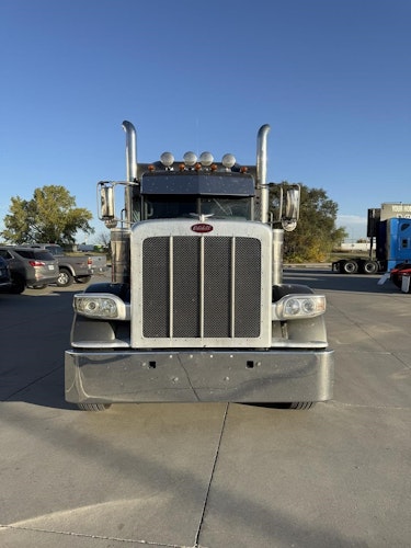 2022 Peterbilt 389 photo 2