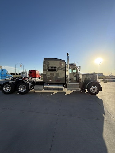 2022 Peterbilt 389 photo 3